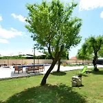 Oasis Miro Vila *