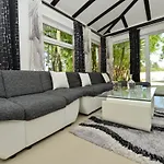 Oasis Miro Vila *
