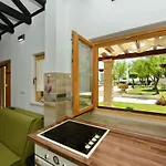 Oasis Miro Vila *