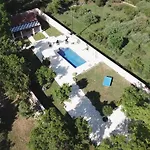 Oasis Miro Vila