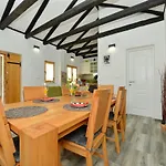 Oasis Miro Vila