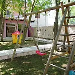 Oasis Miro Vila *